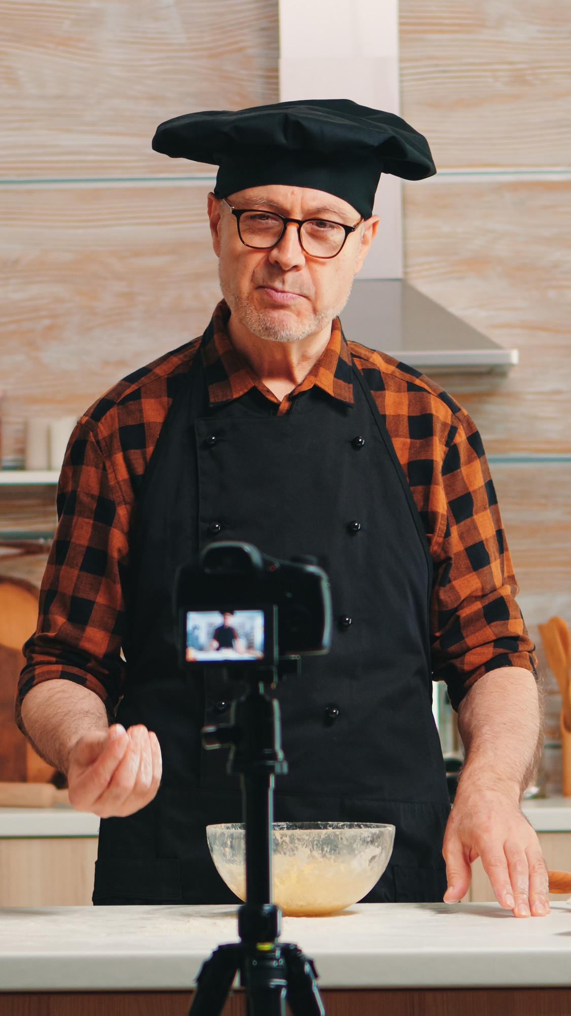 Chef che spiega una tecnica davanti alla videocamera